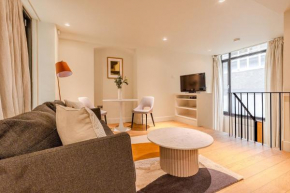 Modern 1BR Duplex, 3 min Blackfriars St!
